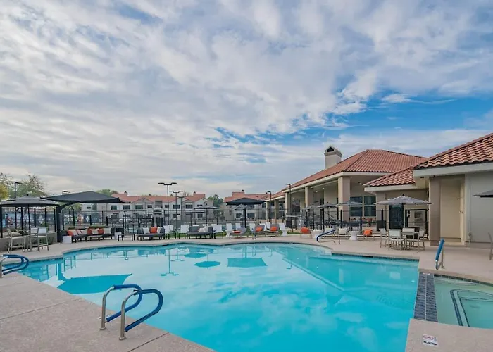 Cozy King Bed Golf Pickleball Pool Hot Tub Parking Apartament