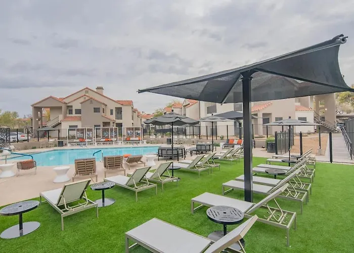 Cozy King Bed Golf Pickleball Pool Hot Tub Parking