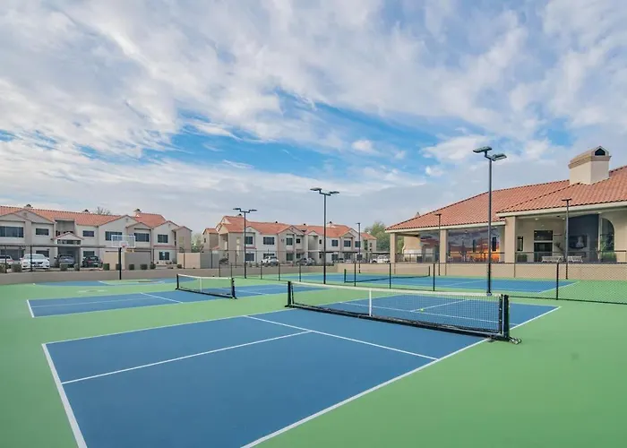 Cozy King Bed Golf Pickleball Pool Hot Tub Parking Apartament *