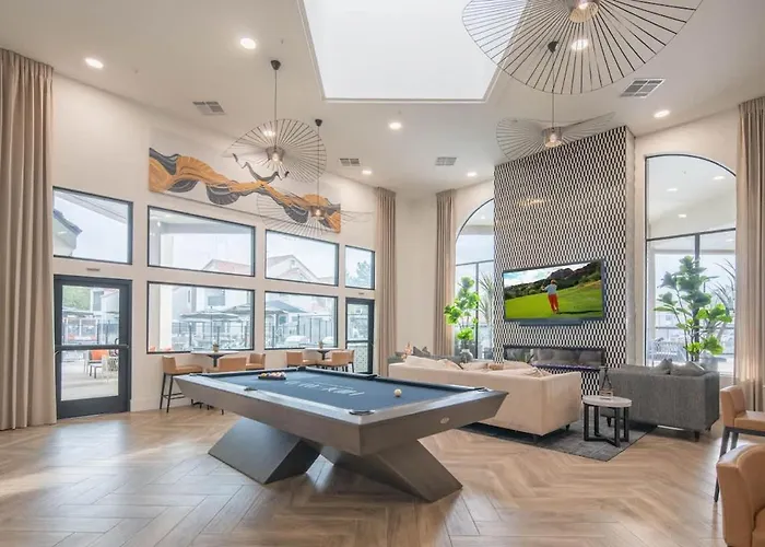 Cozy King Bed Golf Pickleball Pool Hot Tub Parking Apartament