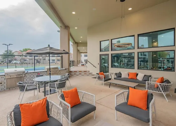 Cozy King Bed Golf Pickleball Pool Hot Tub Parking Apartament