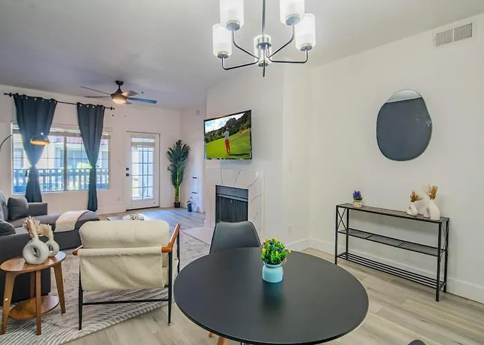 Cozy King Bed Golf Pickleball Pool Hot Tub Parking