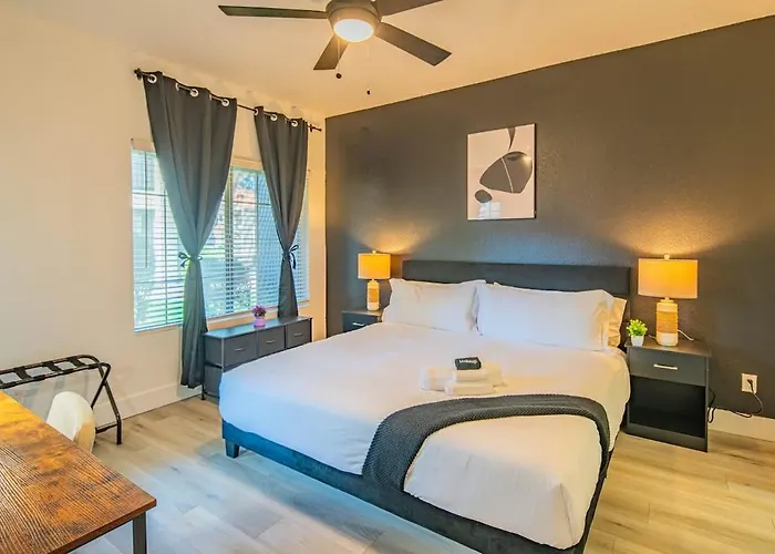 Cozy King Bed Golf Pickleball Pool Hot Tub Parking Apartament