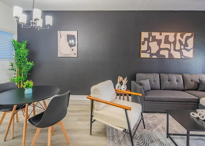 Cozy King Bed Golf Pickleball Pool Hot Tub Parking Apartament *