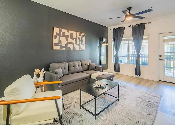 Cozy King Bed Golf Pickleball Pool Hot Tub Parking Apartament